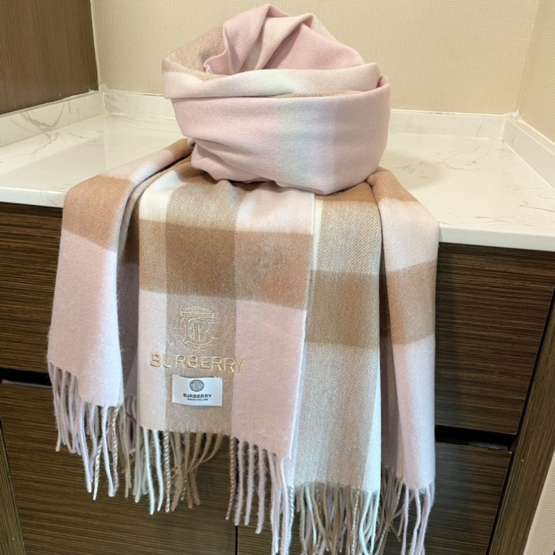 高端好品质 市场质量不一样 爆款上新 情侣款👍👍巴宝利披肩 独家牛货🐂 奢华尽在尺寸之间，高端品质‼️具