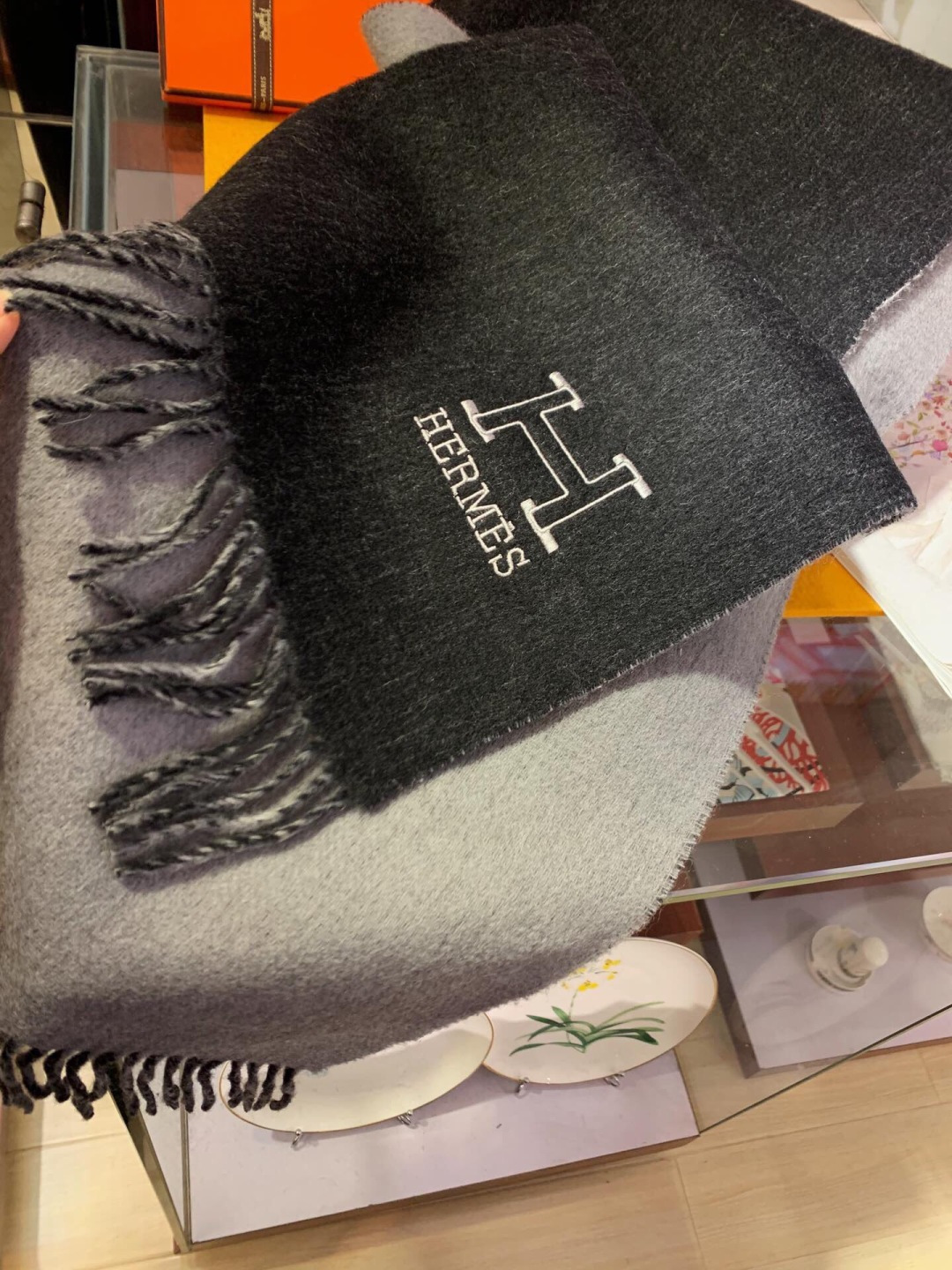 Hermes最新男士双色纯羊绒围巾👍我们的男款围巾且买且珍惜~~男款真的很少，一年也就出几款，都是出口订