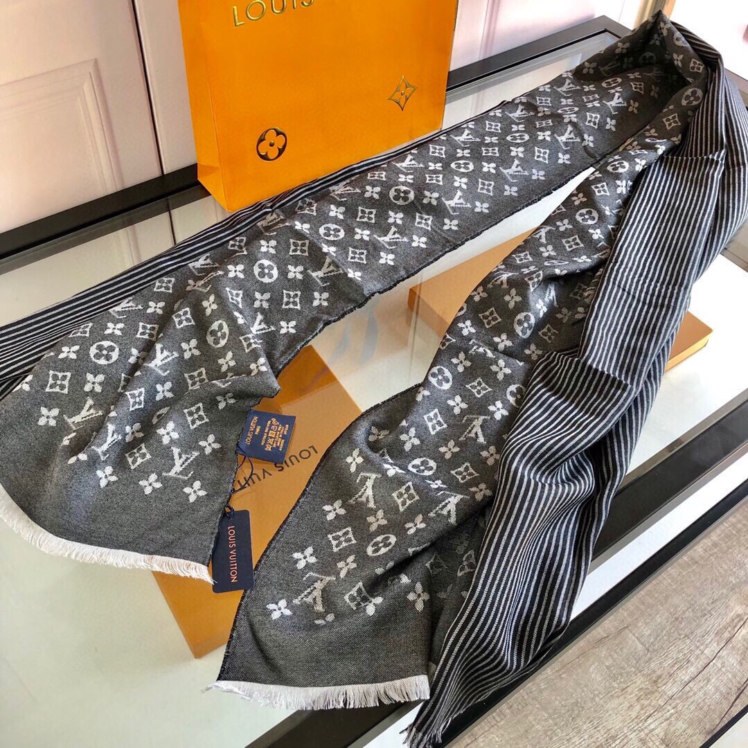 上新Lv❤最新款顶级高端设计，实物真心美 🎀披肩配以印花💓💃🏻无论设计喷绘都是非常到位☀细节都可见🌟整个