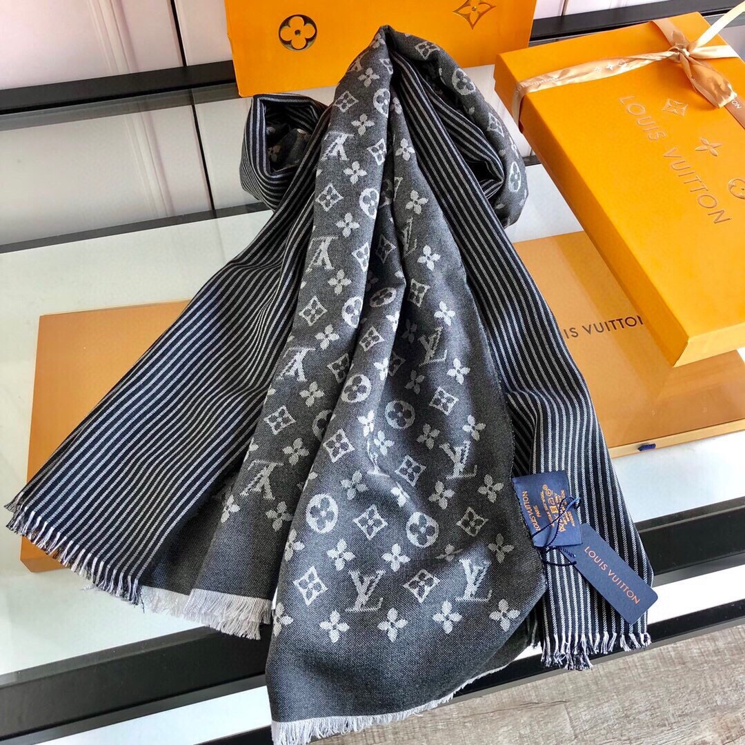 上新Lv❤最新款顶级高端设计，实物真心美 🎀披肩配以印花💓💃🏻无论设计喷绘都是非常到位☀细节都可见🌟整个