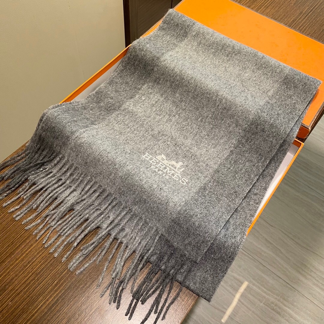 上新 爱马仕男 女款围巾且买且珍惜😍~都是出口订单所以比较难遇❤️东西讲究少而精😍好看的一定要收😎这款H