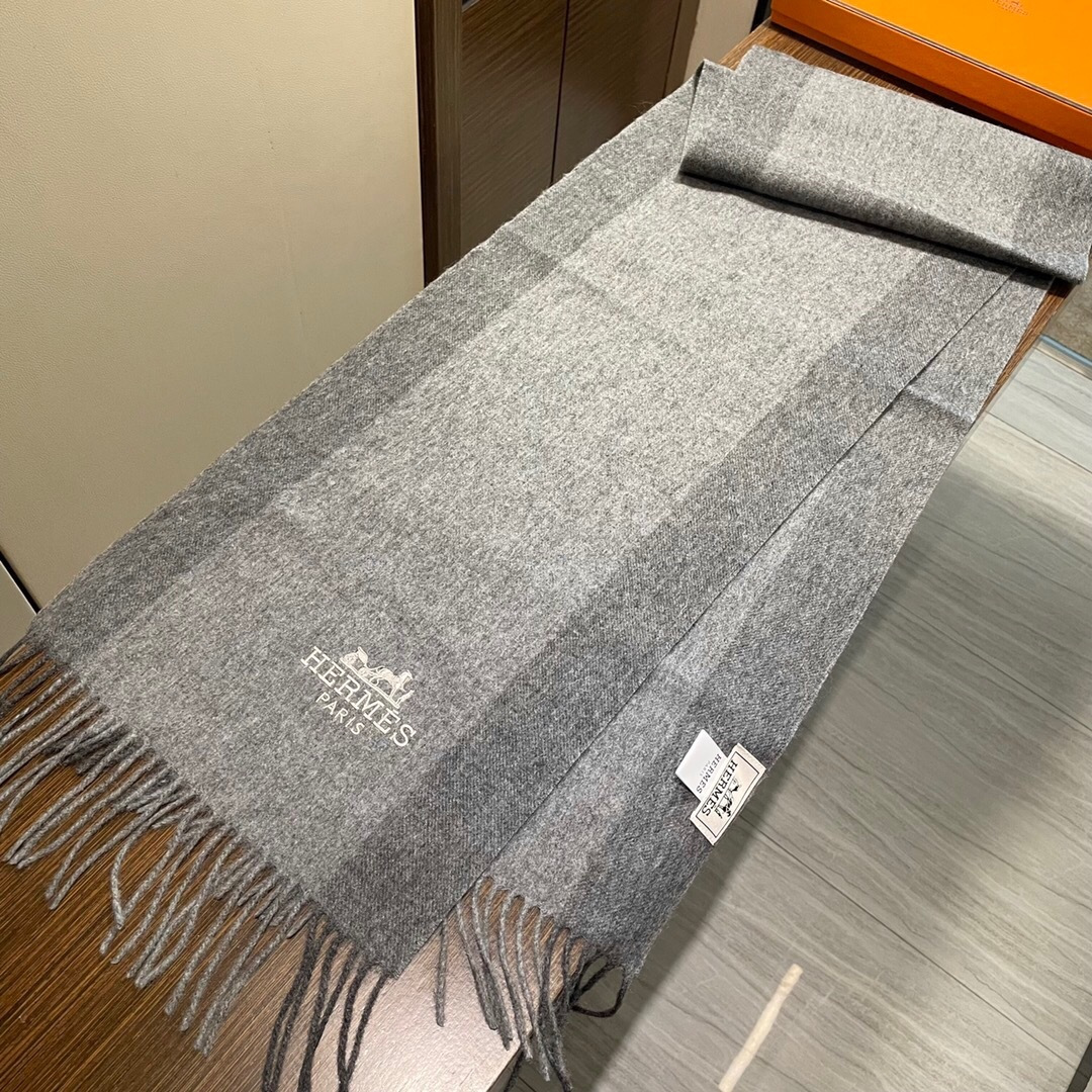 上新 爱马仕男 女款围巾且买且珍惜😍~都是出口订单所以比较难遇❤️东西讲究少而精😍好看的一定要收😎这款H