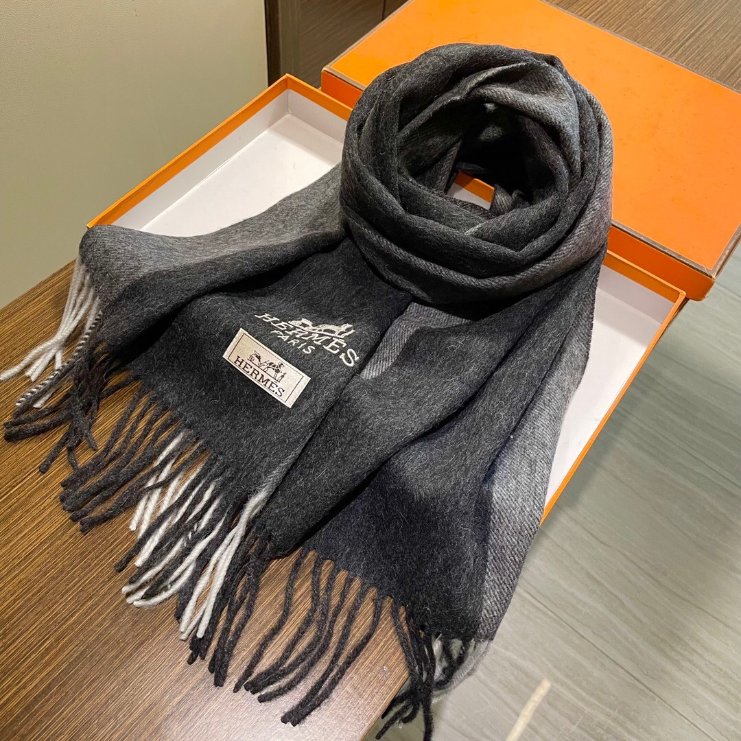 上新 爱马仕男 女款围巾且买且珍惜😍~都是出口订单所以比较难遇❤️东西讲究少而精😍好看的一定要收😎这款H
