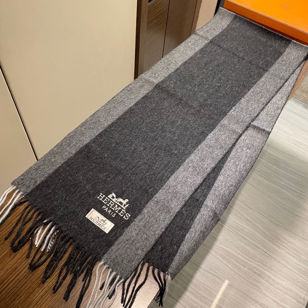 上新 爱马仕男 女款围巾且买且珍惜😍~都是出口订单所以比较难遇❤️东西讲究少而精😍好看的一定要收😎这款H