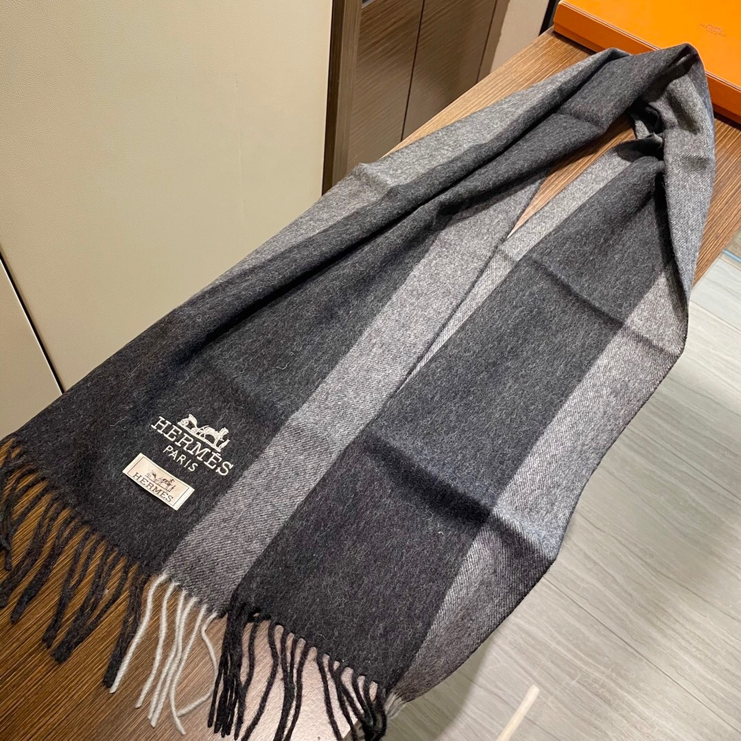 上新 爱马仕男 女款围巾且买且珍惜😍~都是出口订单所以比较难遇❤️东西讲究少而精😍好看的一定要收😎这款H