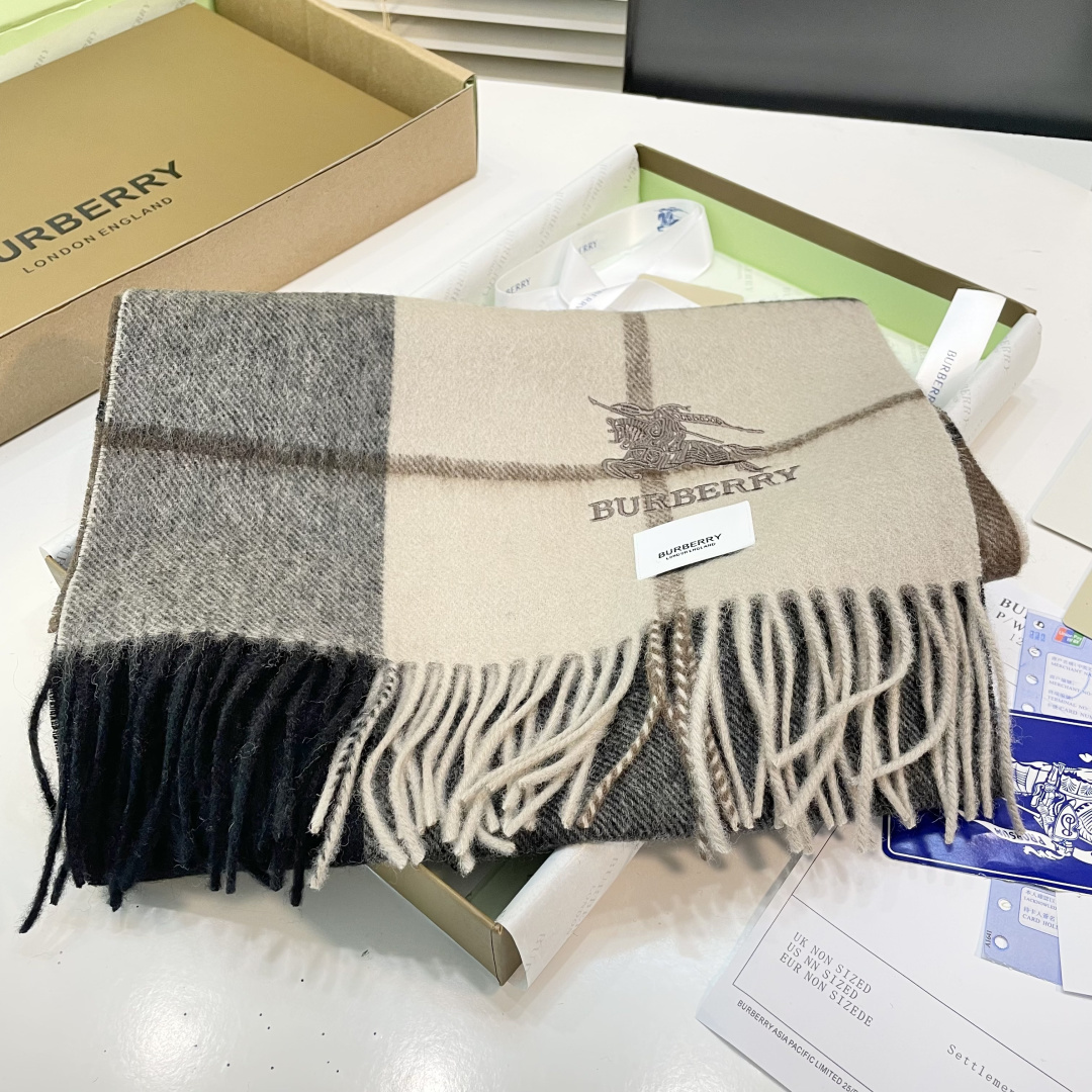 巴宝莉 最新款围巾，男女士的福利 超温柔洋气的双面设计！！】感觉这个比以往的设计都更显年轻更显温柔更气质