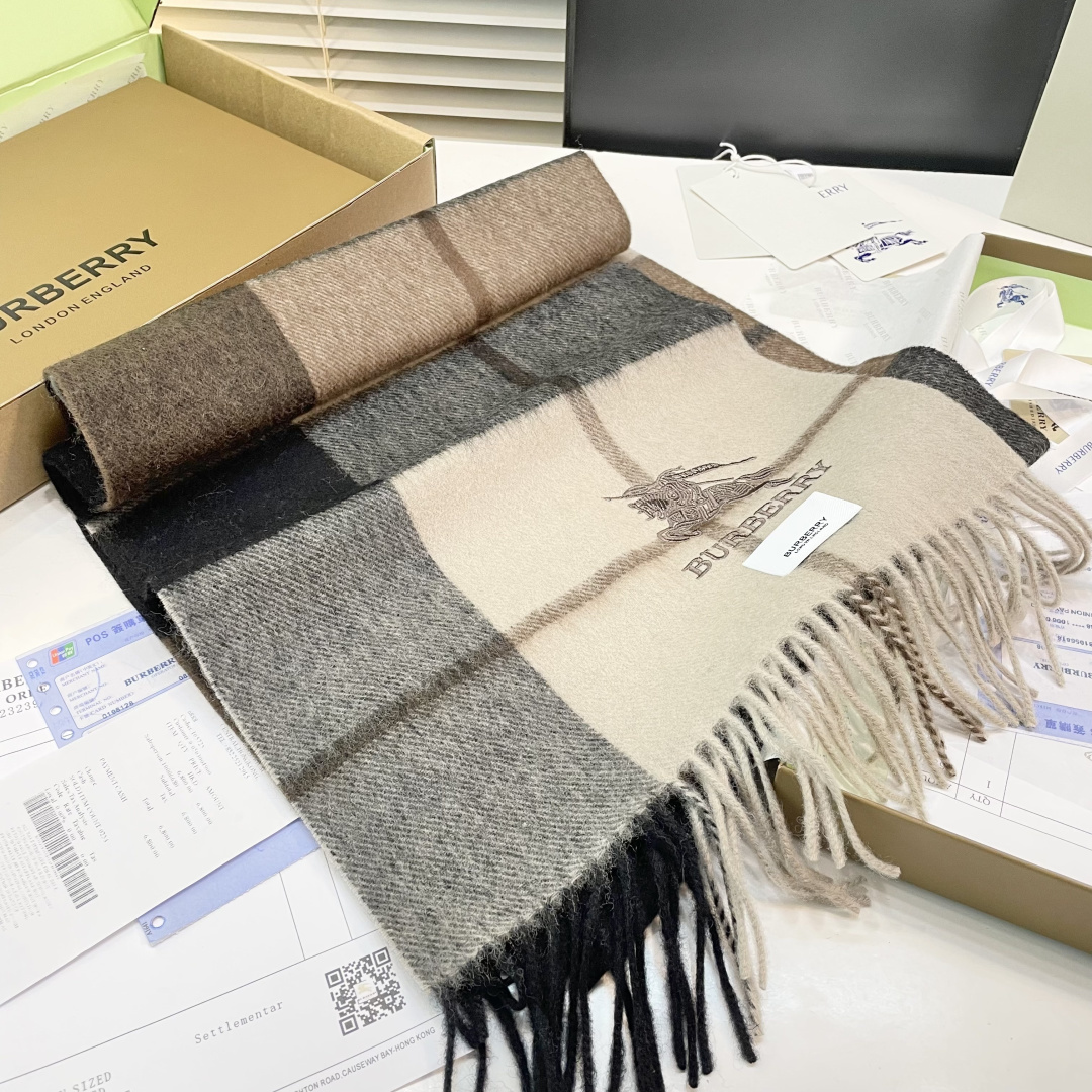 巴宝莉 最新款围巾，男女士的福利 超温柔洋气的双面设计！！】感觉这个比以往的设计都更显年轻更显温柔更气质