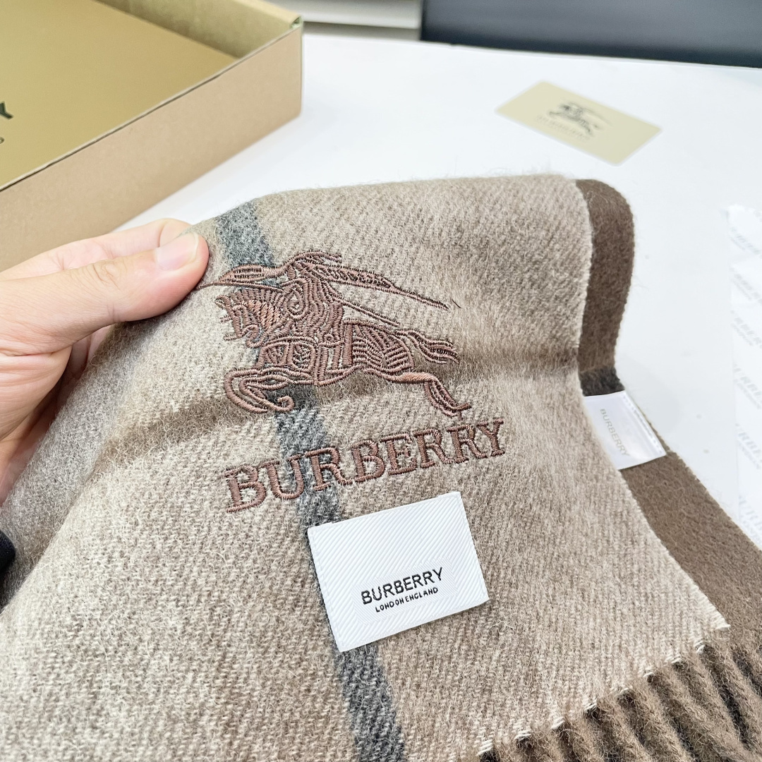 巴宝莉 最新款围巾，男女士的福利 超温柔洋气的双面设计！！】感觉这个比以往的设计都更显年轻更显温柔更气质