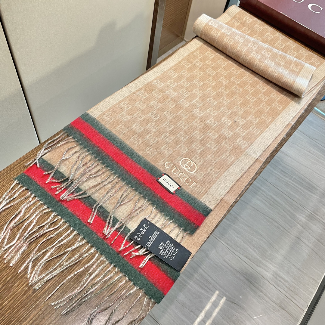 Gucci非常正的围巾~面料大爱，软糯手感，非常柔软细腻舒服‼️经典招牌GG字母元素❤️大气简约，超级好