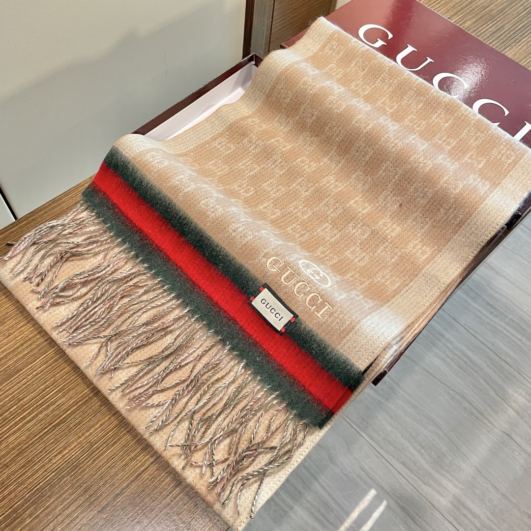 Gucci非常正的围巾~面料大爱，软糯手感，非常柔软细腻舒服‼️经典招牌GG字母元素❤️大气简约，超级好