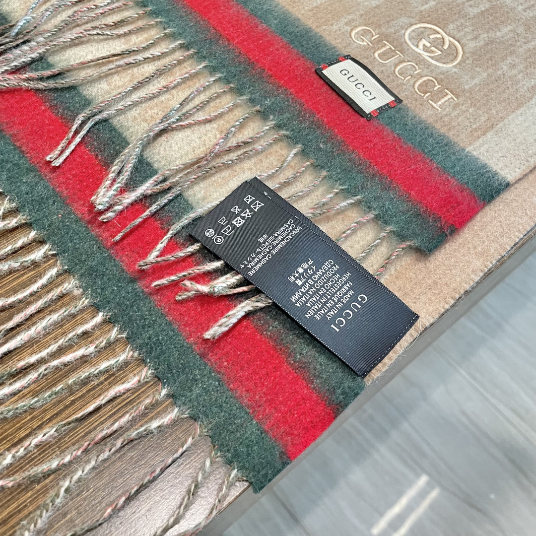 Gucci非常正的围巾~面料大爱，软糯手感，非常柔软细腻舒服‼️经典招牌GG字母元素❤️大气简约，超级好