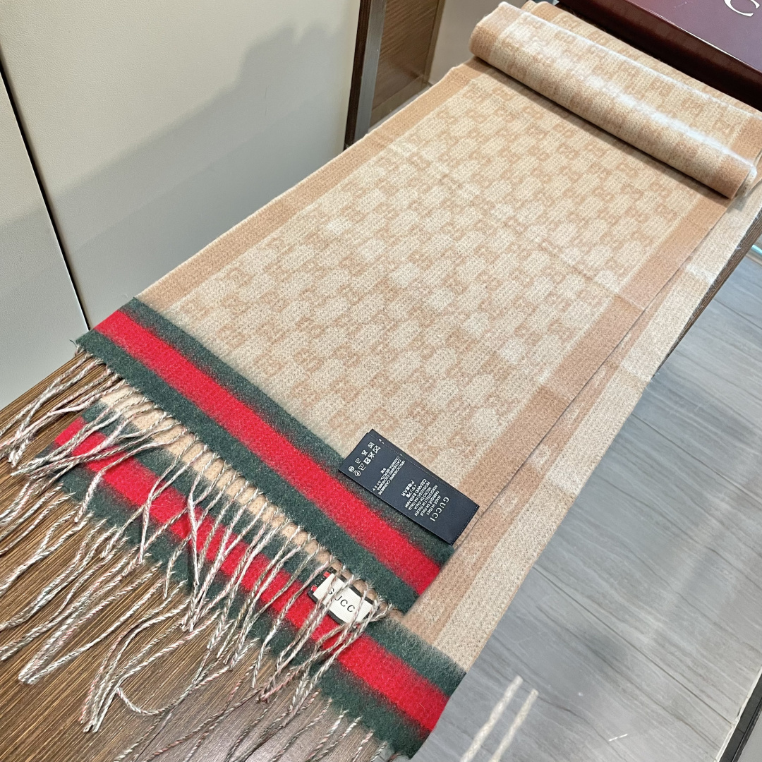 Gucci非常正的围巾~面料大爱，软糯手感，非常柔软细腻舒服‼️经典招牌GG字母元素❤️大气简约，超级好