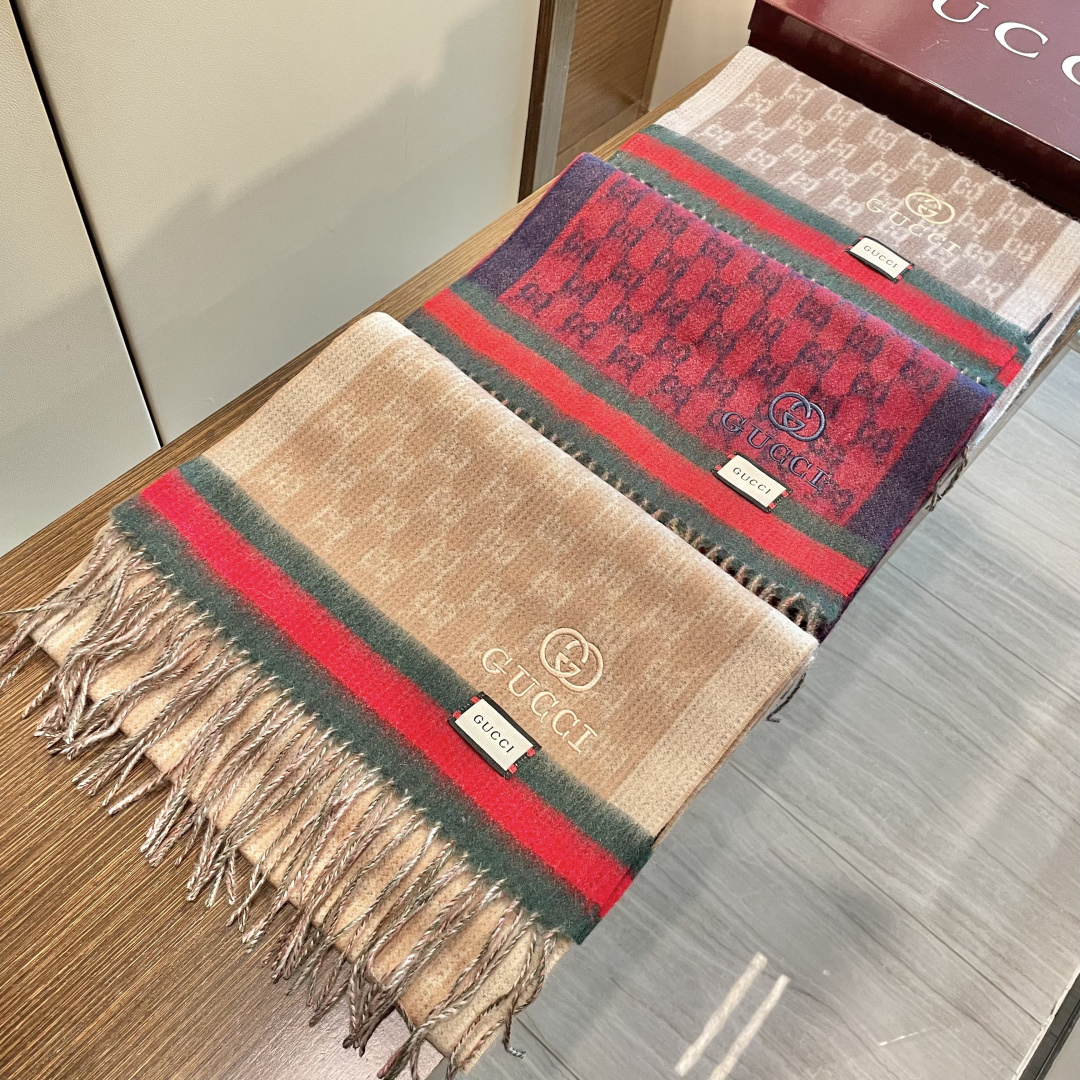 Gucci非常正的围巾~面料大爱，软糯手感，非常柔软细腻舒服‼️经典招牌GG字母元素❤️大气简约，超级好