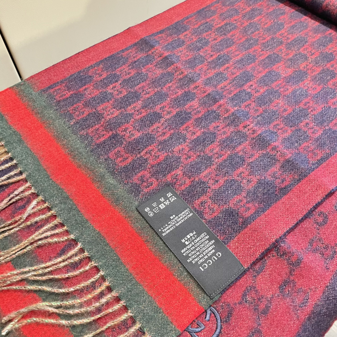Gucci非常正的围巾~面料大爱，软糯手感，非常柔软细腻舒服‼️经典招牌GG字母元素❤️大气简约，超级好