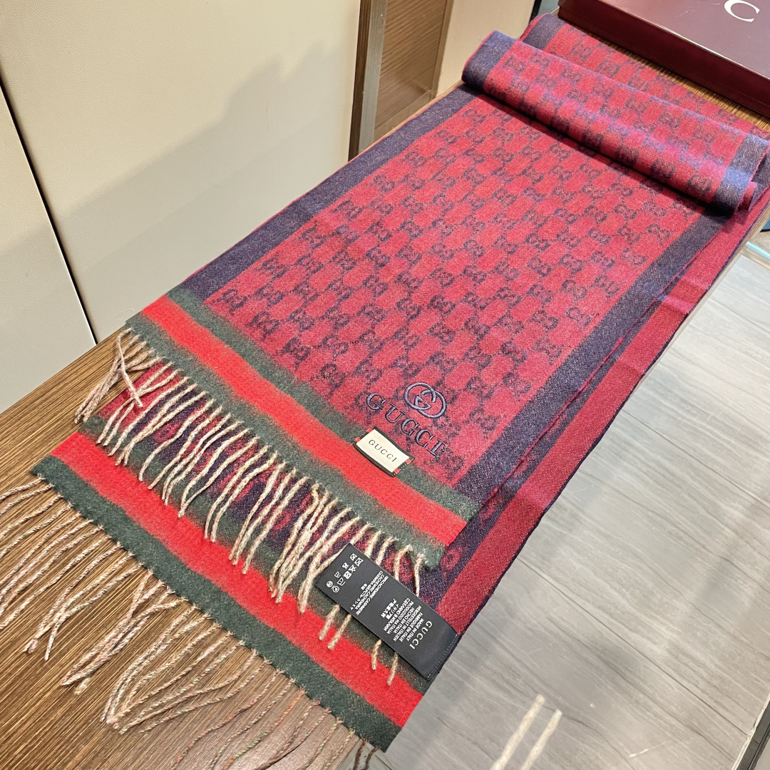 Gucci非常正的围巾~面料大爱，软糯手感，非常柔软细腻舒服‼️经典招牌GG字母元素❤️大气简约，超级好