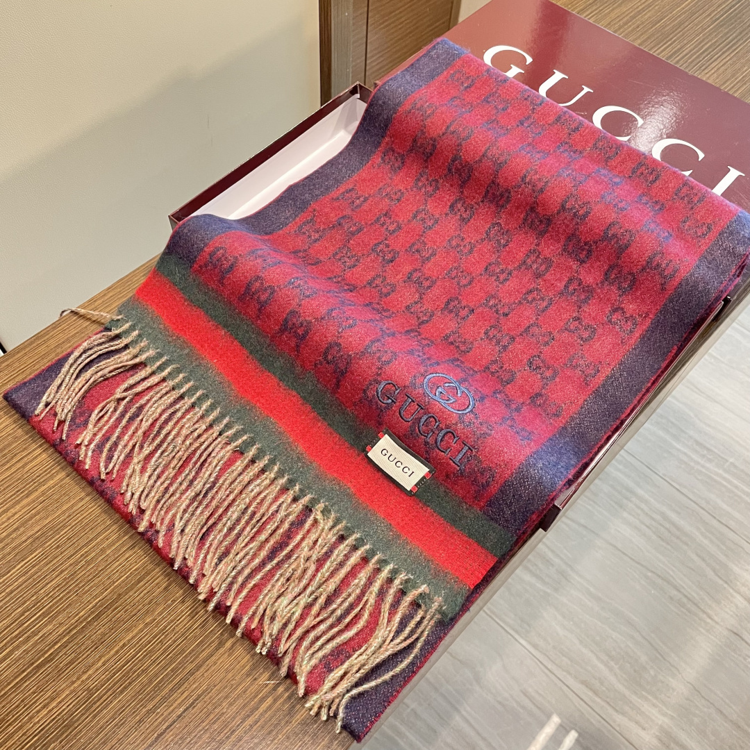 Gucci非常正的围巾~面料大爱，软糯手感，非常柔软细腻舒服‼️经典招牌GG字母元素❤️大气简约，超级好