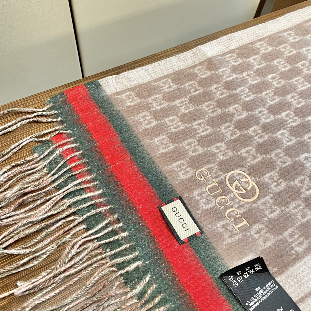 Gucci非常正的围巾~面料大爱，软糯手感，非常柔软细腻舒服‼️经典招牌GG字母元素❤️大气简约，超级好