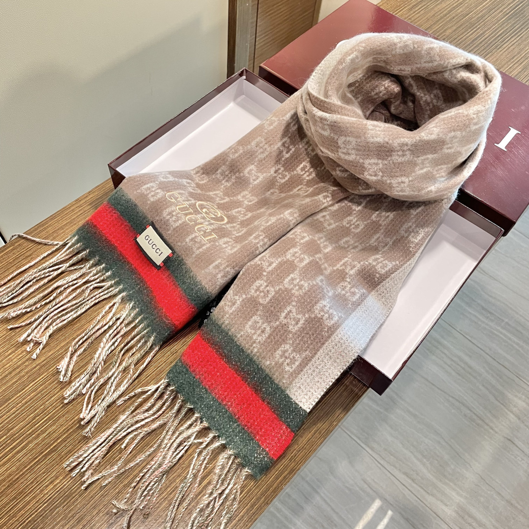 Gucci非常正的围巾~面料大爱，软糯手感，非常柔软细腻舒服‼️经典招牌GG字母元素❤️大气简约，超级好