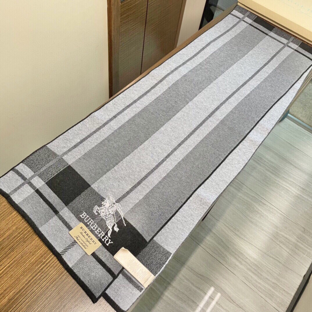 同步专柜，高端羊绒针织围巾！】可正式，可随意，非常Classical的男款设计。这款织法比较难，又很费纱