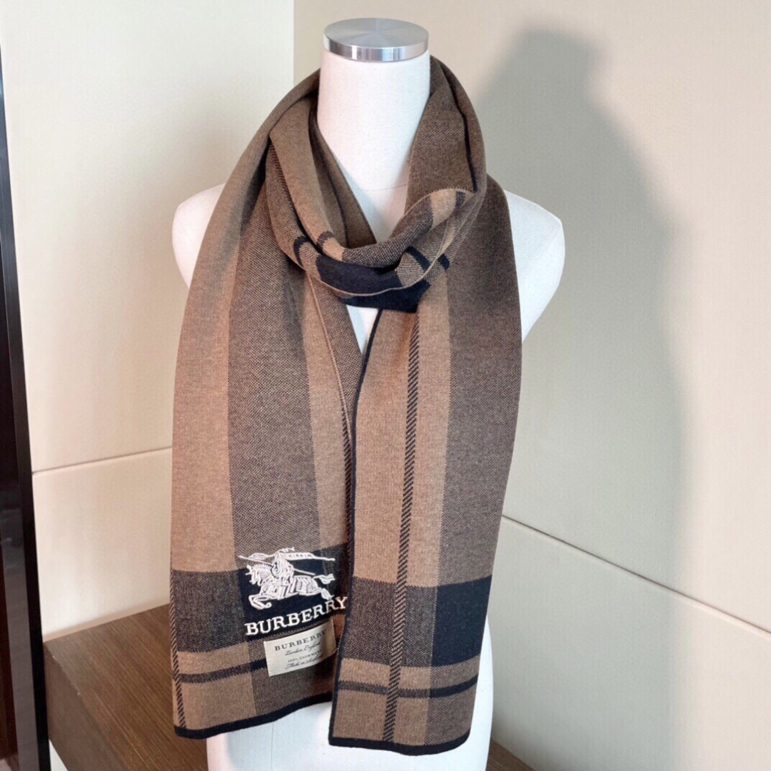 同步专柜，高端羊绒针织围巾！】可正式，可随意，非常Classical的男款设计。这款织法比较难，又很费纱