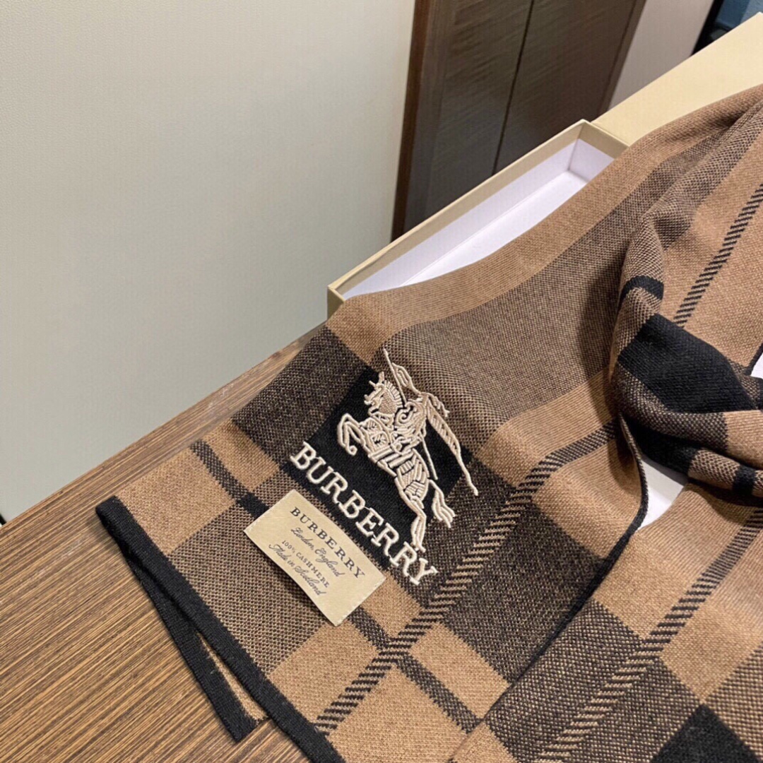 同步专柜，高端羊绒针织围巾！】可正式，可随意，非常Classical的男款设计。这款织法比较难，又很费纱