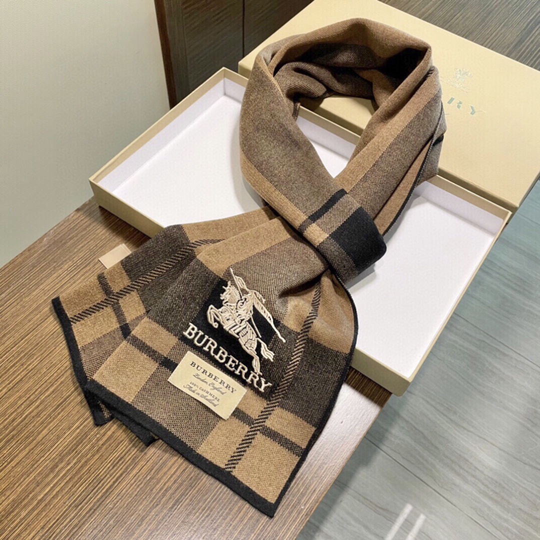 同步专柜，高端羊绒针织围巾！】可正式，可随意，非常Classical的男款设计。这款织法比较难，又很费纱