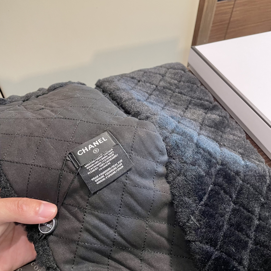 【▪️超级保暖Chanel秋冬新款！！！】简约奢华大气白富美，进口人工皮草和羊绒的结合，高级的范畴已不只