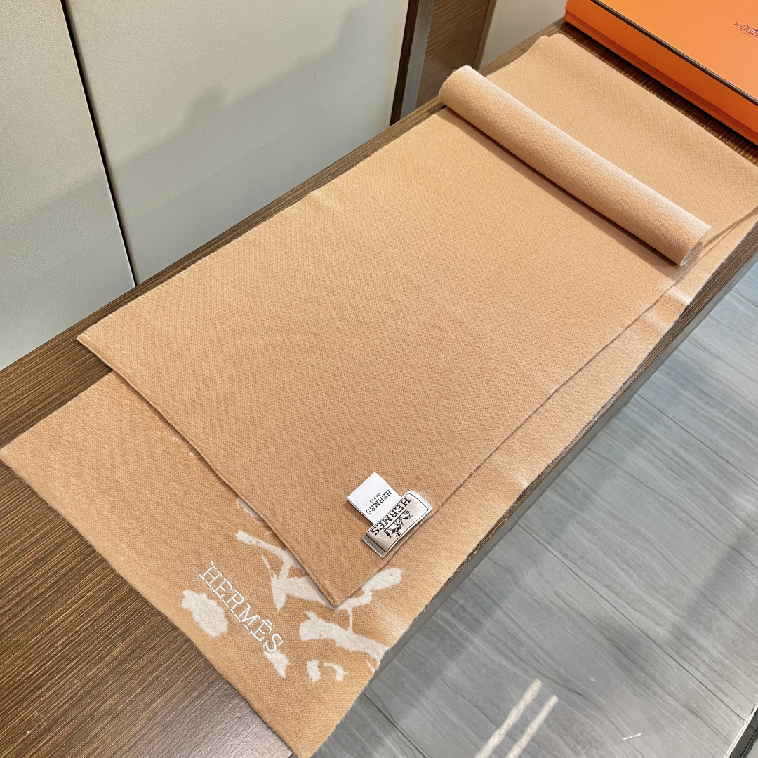 爱马仕百分百纯羊绒长巾👏💙顶级原单正品旷世绝美，顶级高端货👼【绝对值得珍藏👍】专柜限量哦‼️有钱都很难订