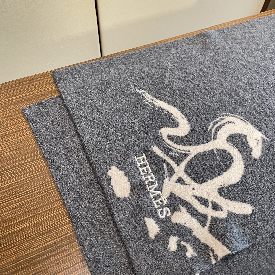 爱马仕百分百纯羊绒长巾👏💙顶级原单正品旷世绝美，顶级高端货👼【绝对值得珍藏👍】专柜限量哦‼️有钱都很难订