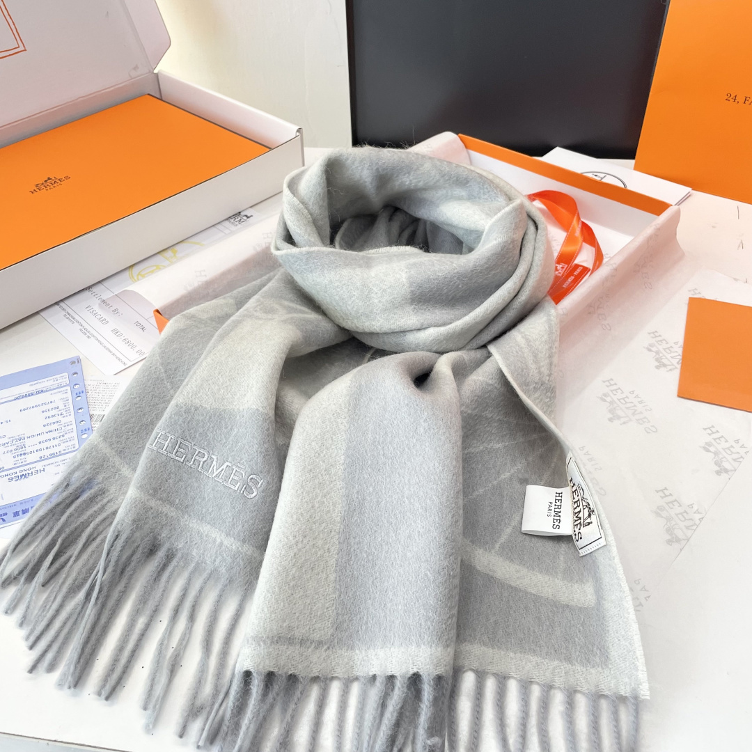 官网同款水波纹水羊绒 爱马仕❗👫同款围巾且买且珍惜羊绒款😍~都是出口订单所以比较难遇❤东西讲究少而精😍好