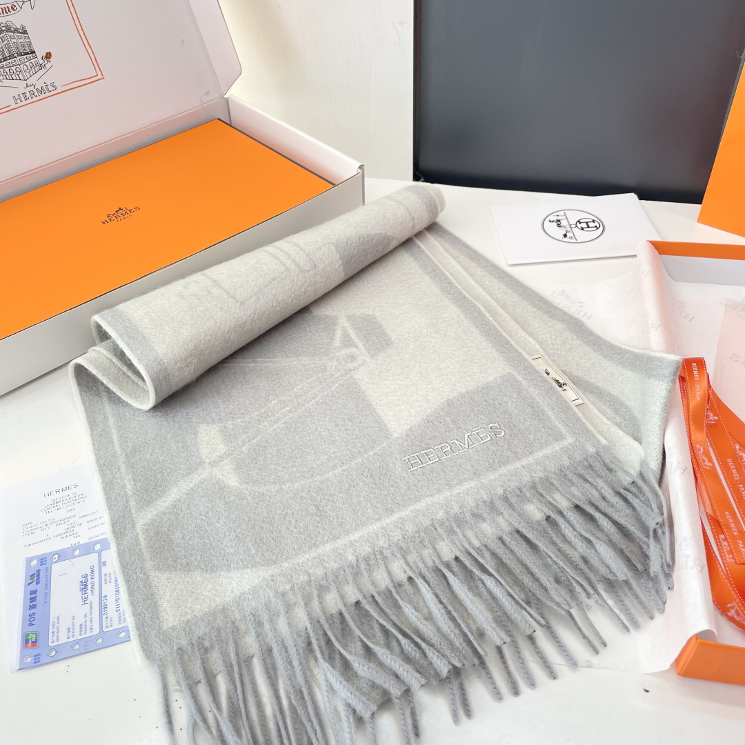 官网同款水波纹水羊绒 爱马仕❗👫同款围巾且买且珍惜羊绒款😍~都是出口订单所以比较难遇❤东西讲究少而精😍好