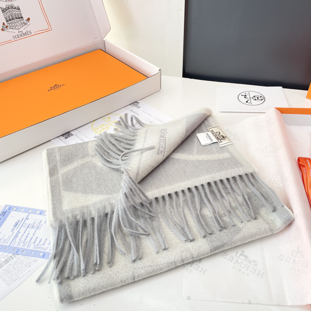 官网同款水波纹水羊绒 爱马仕❗👫同款围巾且买且珍惜羊绒款😍~都是出口订单所以比较难遇❤东西讲究少而精😍好