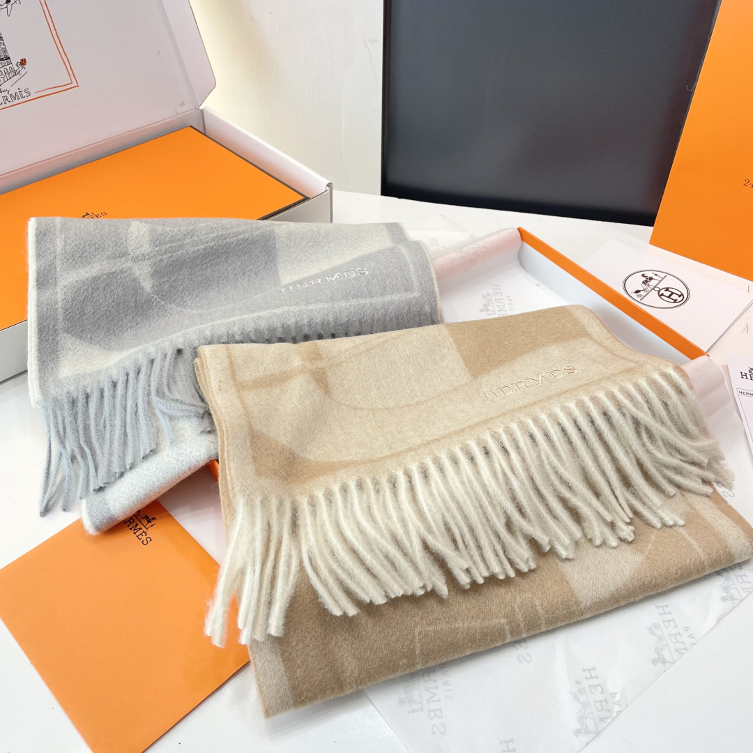 官网同款水波纹水羊绒 爱马仕❗👫同款围巾且买且珍惜羊绒款😍~都是出口订单所以比较难遇❤东西讲究少而精😍好