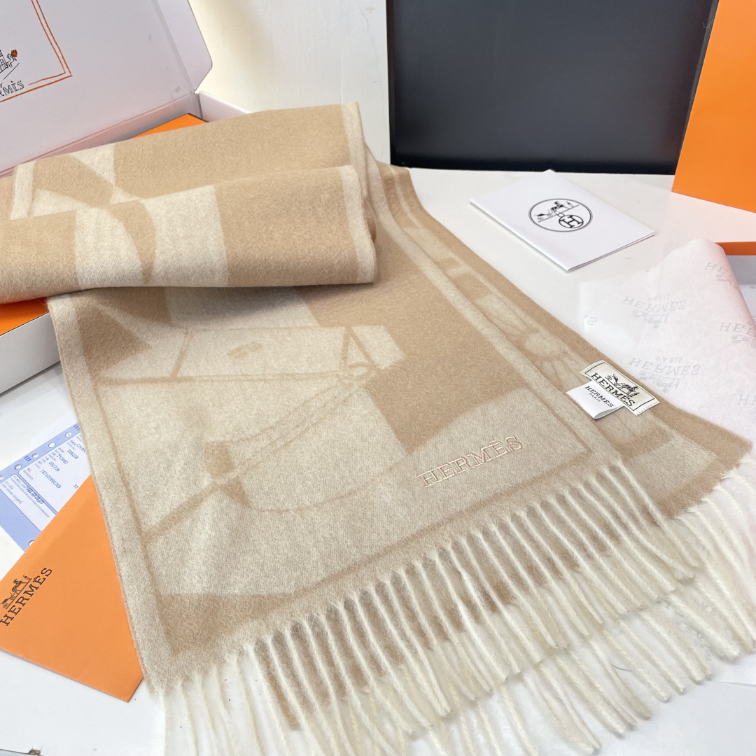 官网同款水波纹水羊绒 爱马仕❗👫同款围巾且买且珍惜羊绒款😍~都是出口订单所以比较难遇❤东西讲究少而精😍好