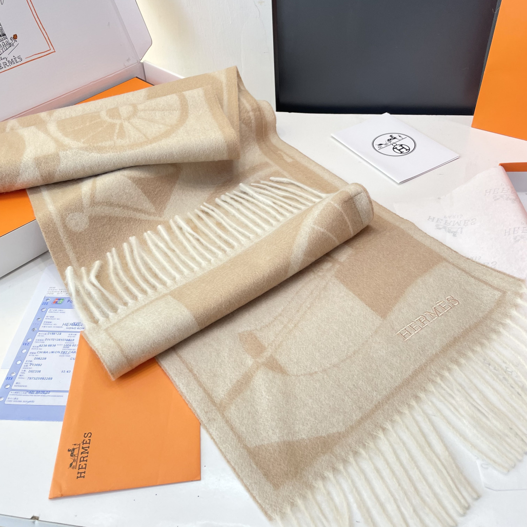 官网同款水波纹水羊绒 爱马仕❗👫同款围巾且买且珍惜羊绒款😍~都是出口订单所以比较难遇❤东西讲究少而精😍好