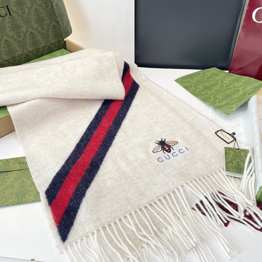 viP推荐👍Gucci专柜最新款‼️。爆款哦 😘💍实物真心美 🎀条纹小蜜蜂🐝💓💃🏻无论设计都是非常到位☀