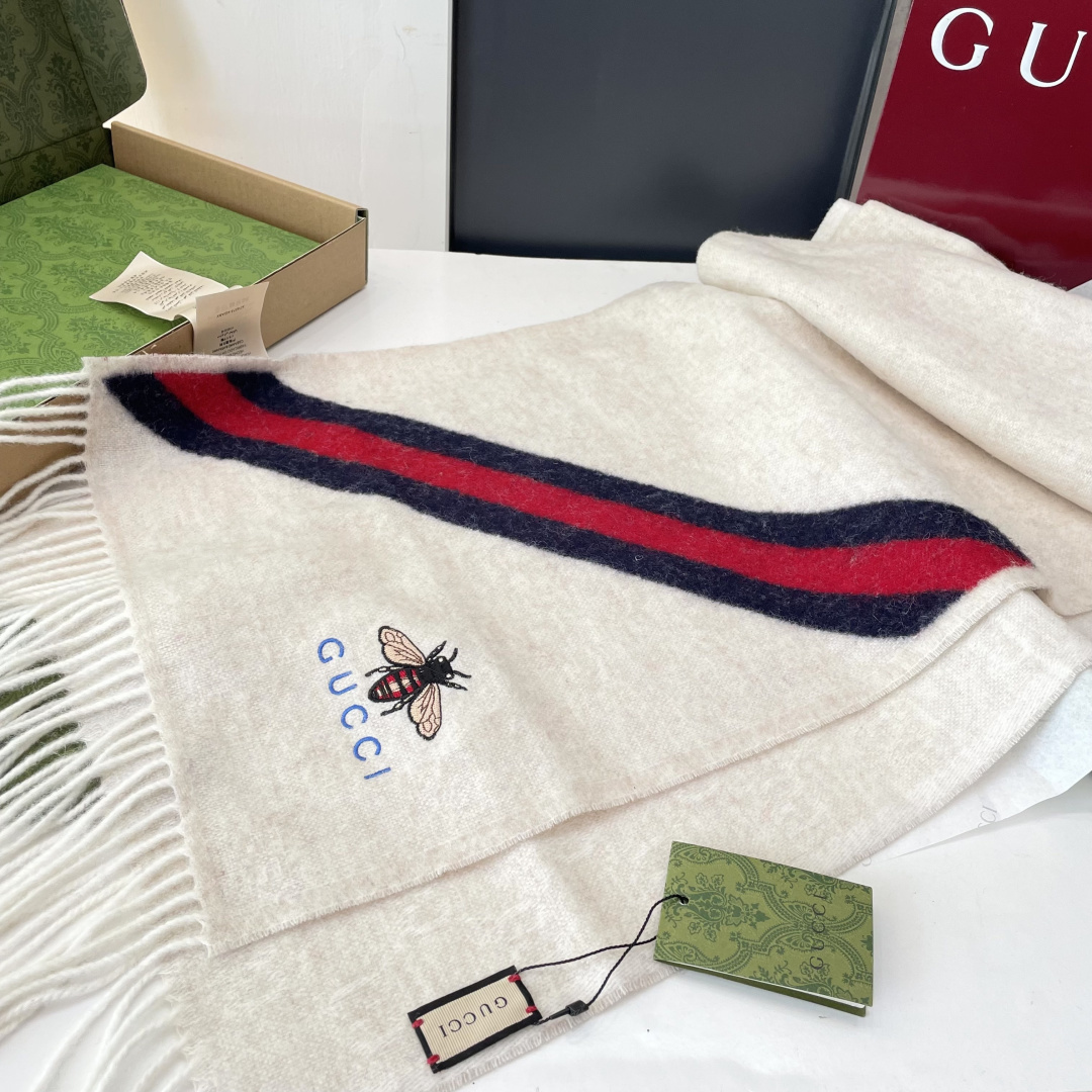 viP推荐👍Gucci专柜最新款‼️。爆款哦 😘💍实物真心美 🎀条纹小蜜蜂🐝💓💃🏻无论设计都是非常到位☀
