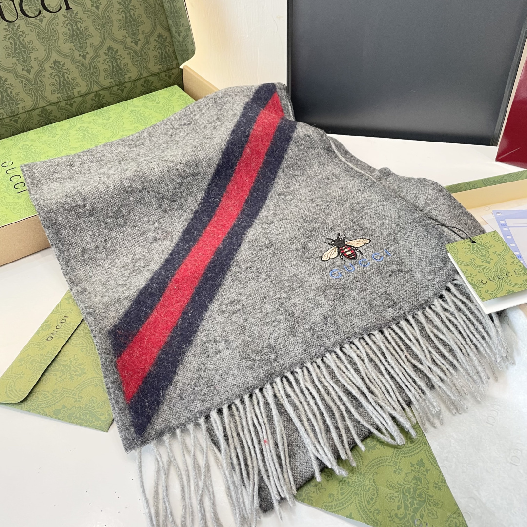 viP推荐👍Gucci专柜最新款‼️。爆款哦 😘💍实物真心美 🎀条纹小蜜蜂🐝💓💃🏻无论设计都是非常到位☀