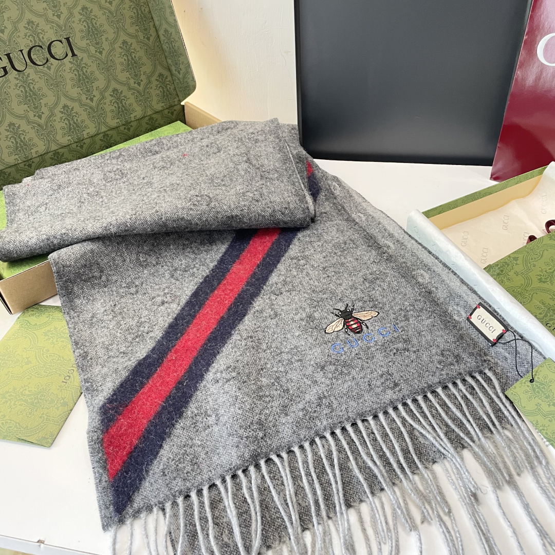 viP推荐👍Gucci专柜最新款‼️。爆款哦 😘💍实物真心美 🎀条纹小蜜蜂🐝💓💃🏻无论设计都是非常到位☀