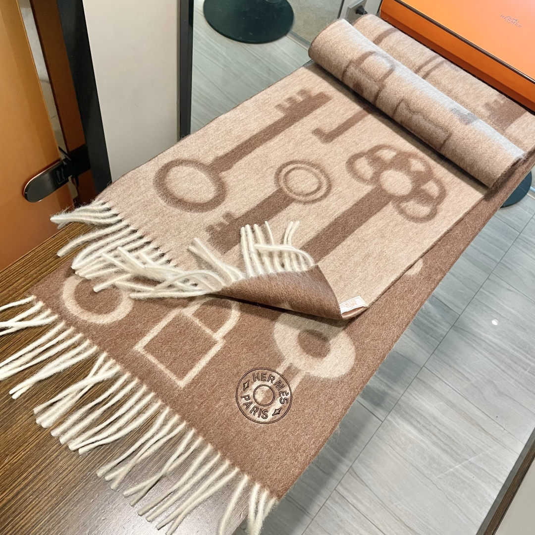 冲动秒杀款 爱马仕❗️男女👫同款双面围巾且买且珍惜羊绒款😍~都是出口订单所以比较难遇❤️东西讲究少而精😍