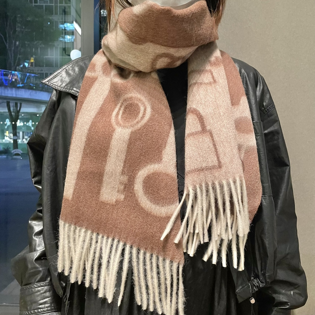 冲动秒杀款 爱马仕❗️男女👫同款双面围巾且买且珍惜羊绒款😍~都是出口订单所以比较难遇❤️东西讲究少而精😍