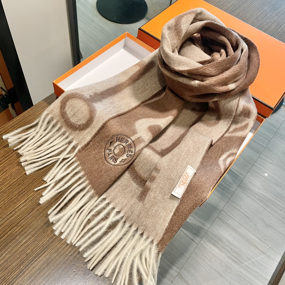 冲动秒杀款 爱马仕❗️男女👫同款双面围巾且买且珍惜羊绒款😍~都是出口订单所以比较难遇❤️东西讲究少而精😍