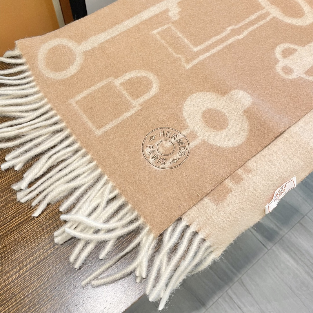 冲动秒杀款 爱马仕❗️男女👫同款双面围巾且买且珍惜羊绒款😍~都是出口订单所以比较难遇❤️东西讲究少而精😍