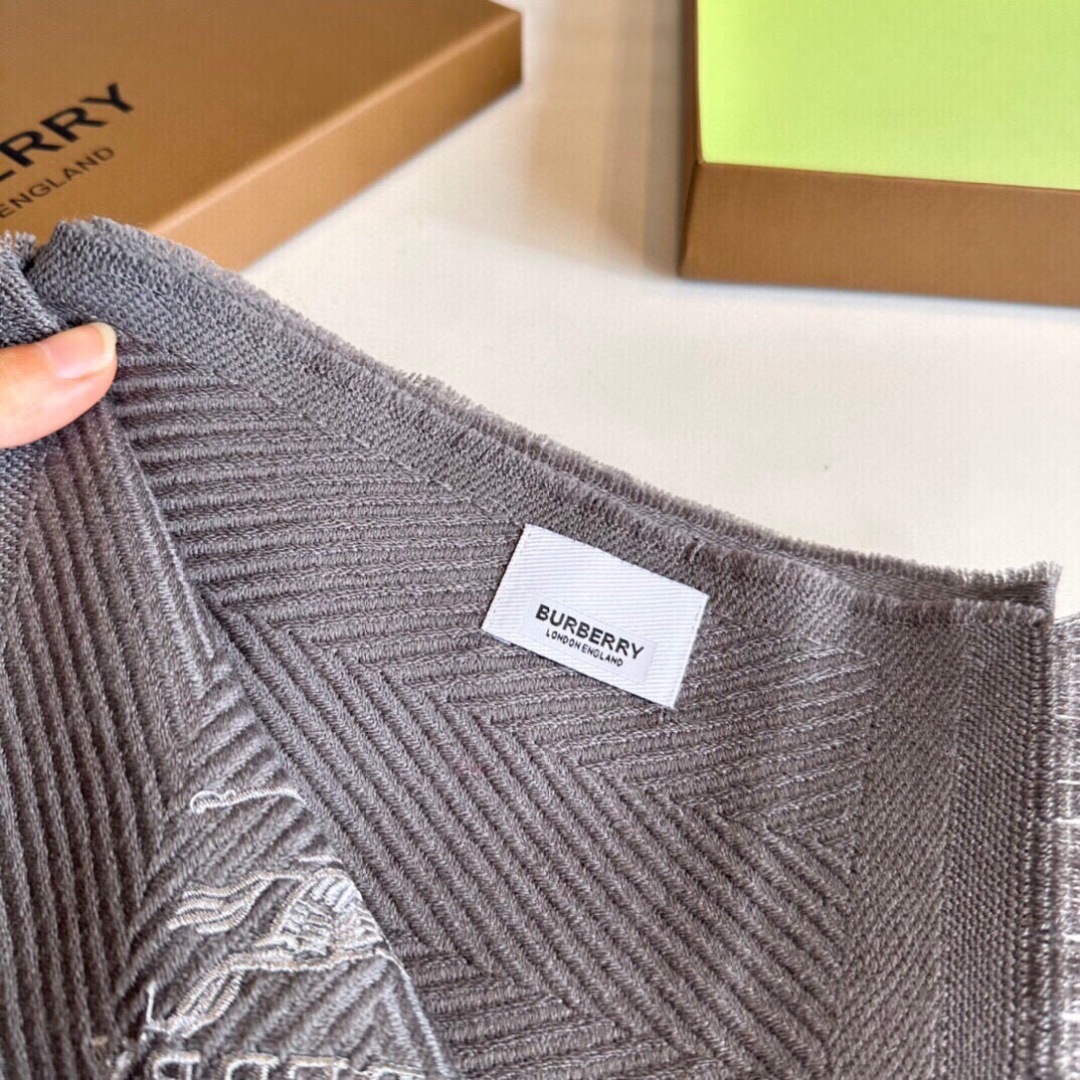 到货了 巴宝莉新款到货！海外原单，专柜原版，👏🎀️精美 今年超流行的款✨颜色随便百搭精神现👍💓🎀时尚级惊