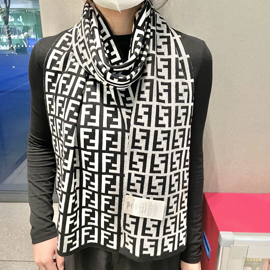 经典FF字母元素围巾，专柜也是刚上架的好玩意儿‼今年的芬迪也是起飞的架势，火的不要不要的，这款真真儿的正