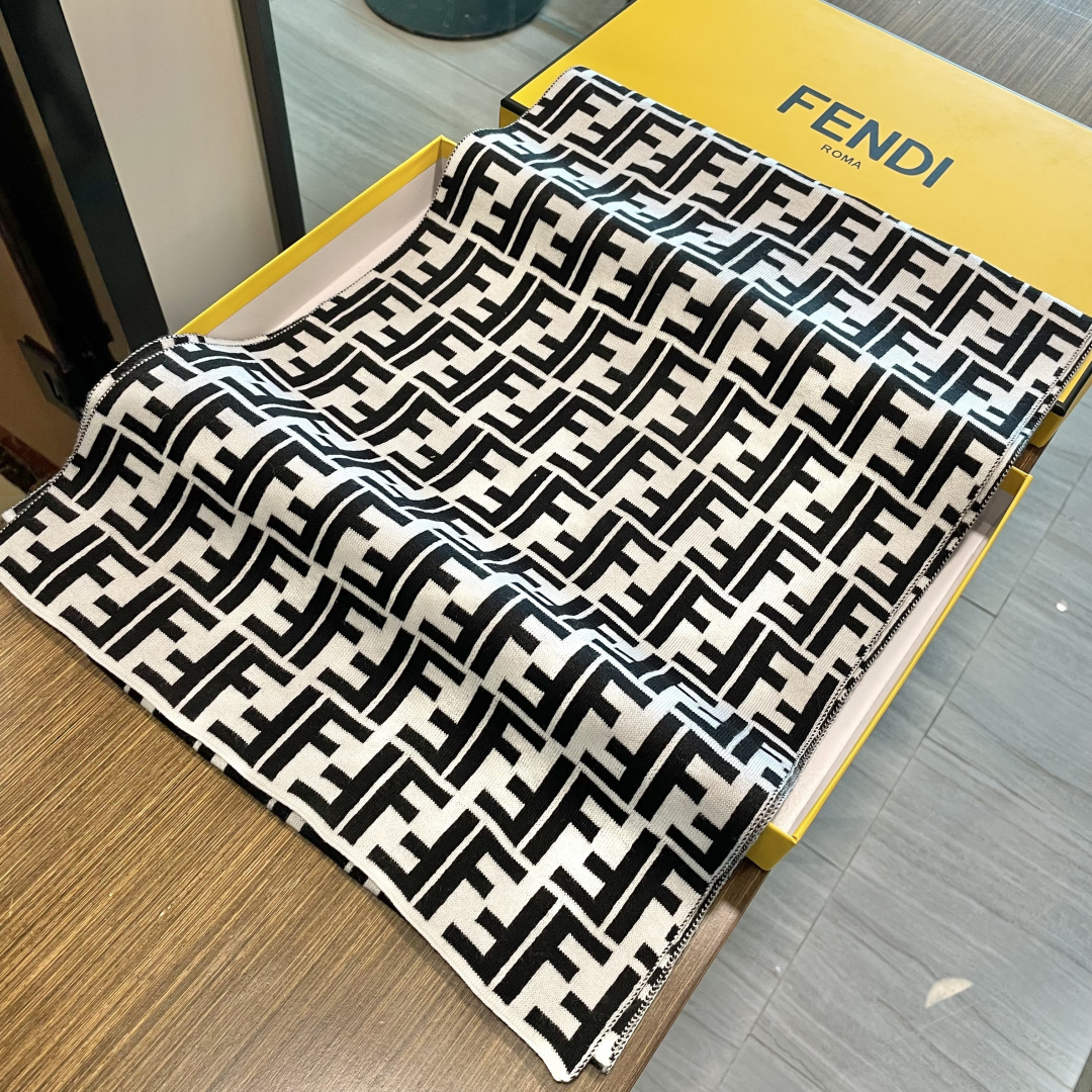 经典FF字母元素围巾，专柜也是刚上架的好玩意儿‼今年的芬迪也是起飞的架势，火的不要不要的，这款真真儿的正