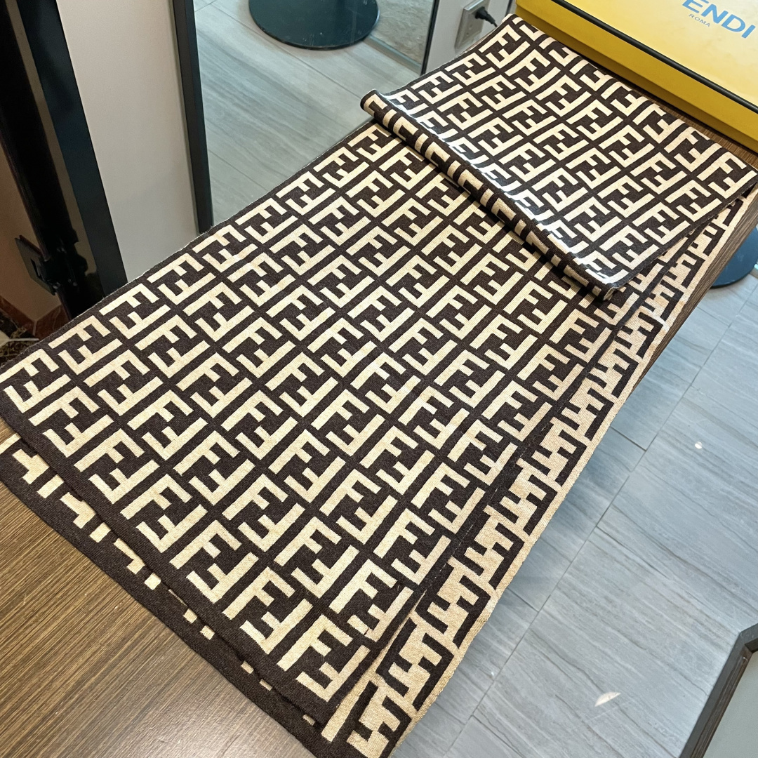 经典FF字母元素围巾，专柜也是刚上架的好玩意儿‼今年的芬迪也是起飞的架势，火的不要不要的，这款真真儿的正