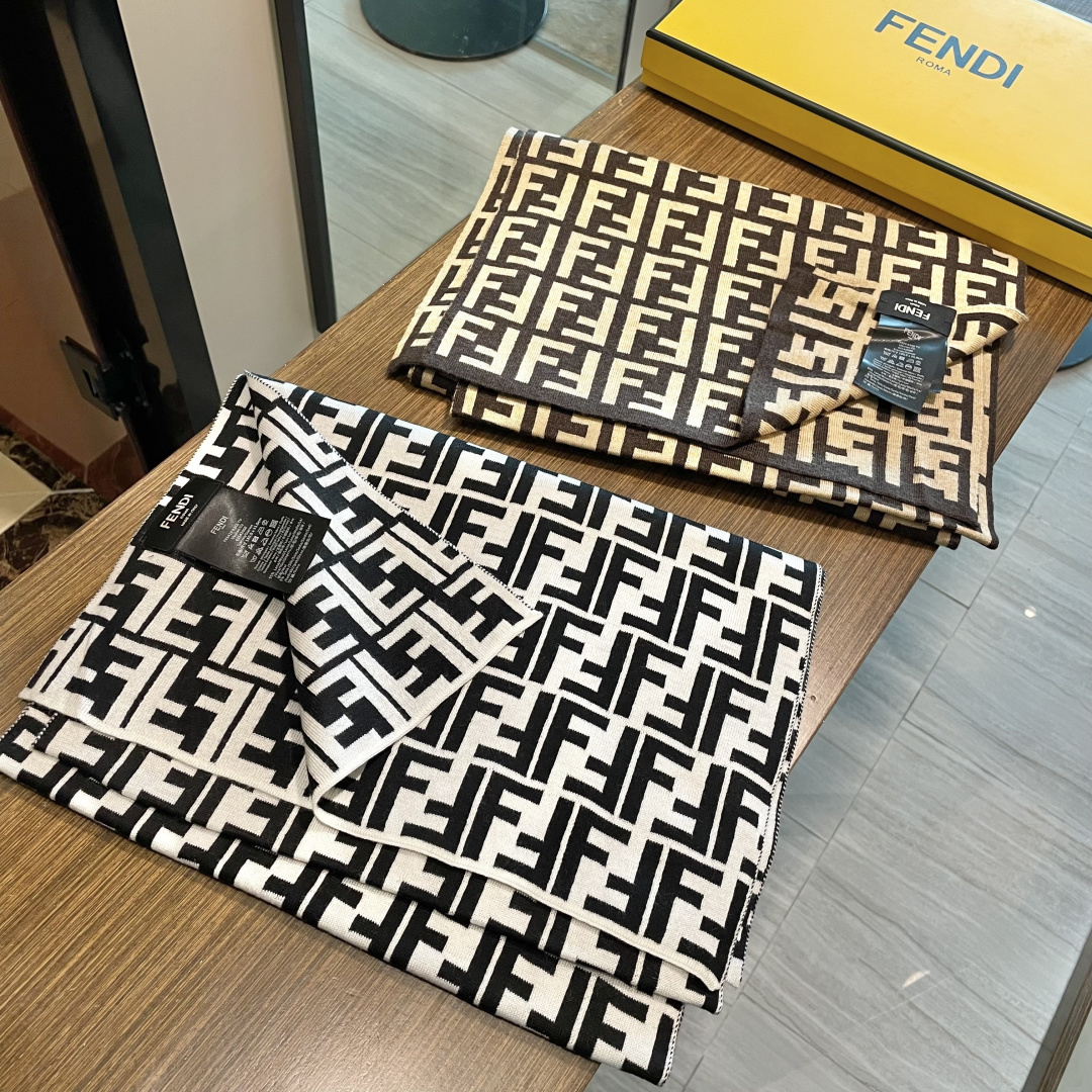 经典FF字母元素围巾，专柜也是刚上架的好玩意儿‼今年的芬迪也是起飞的架势，火的不要不要的，这款真真儿的正