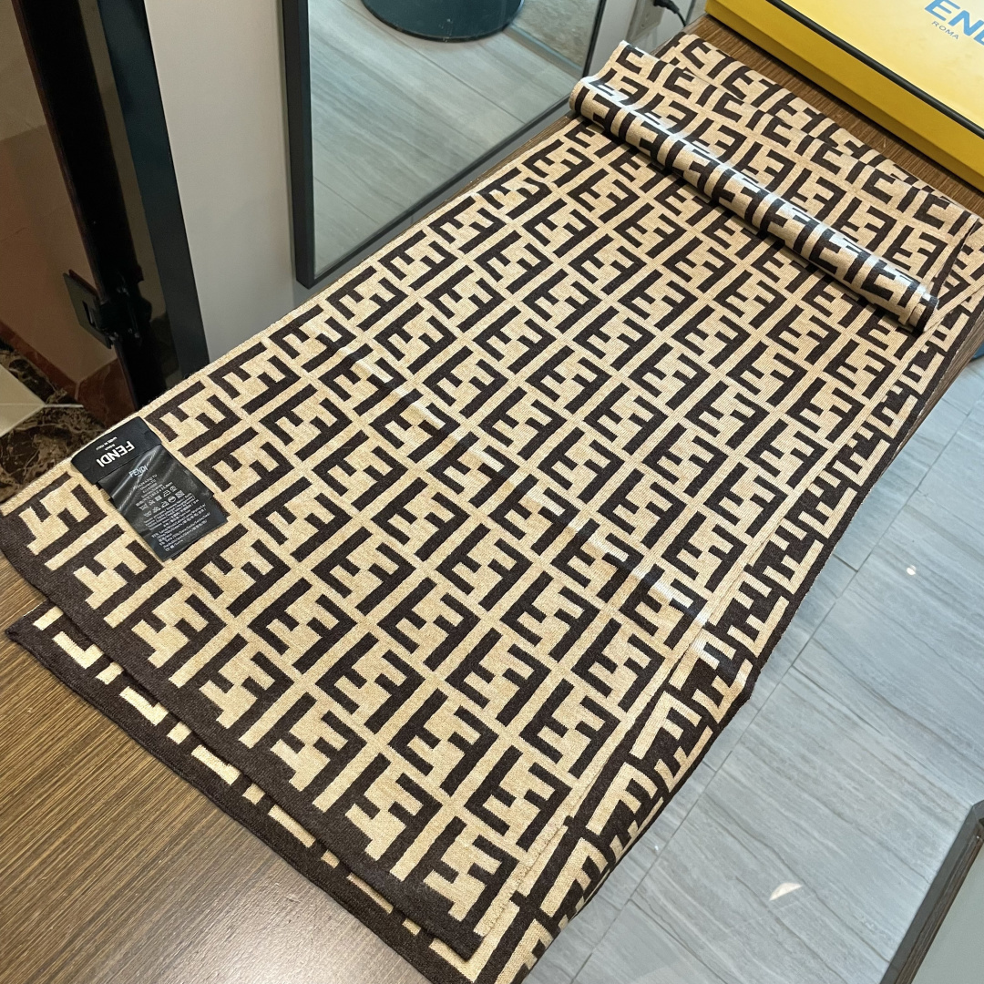 经典FF字母元素围巾，专柜也是刚上架的好玩意儿‼今年的芬迪也是起飞的架势，火的不要不要的，这款真真儿的正