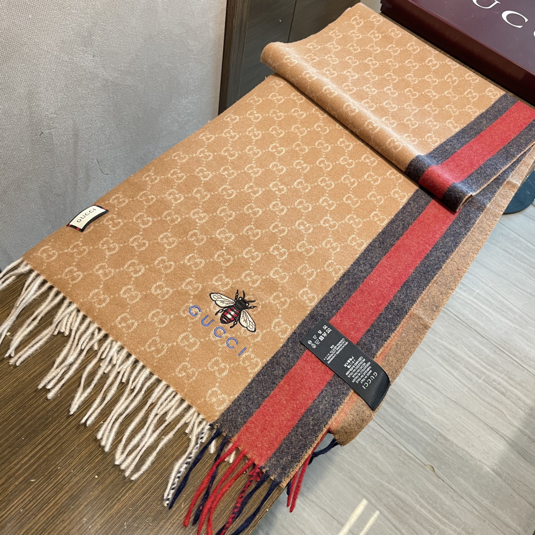 Gucci最新情侣款🐝精选高原山羊绒💪🏻打造今年秋冬最美的💁 拼色的条纹设计💋搭配时下最流行的小蜜蜂元素